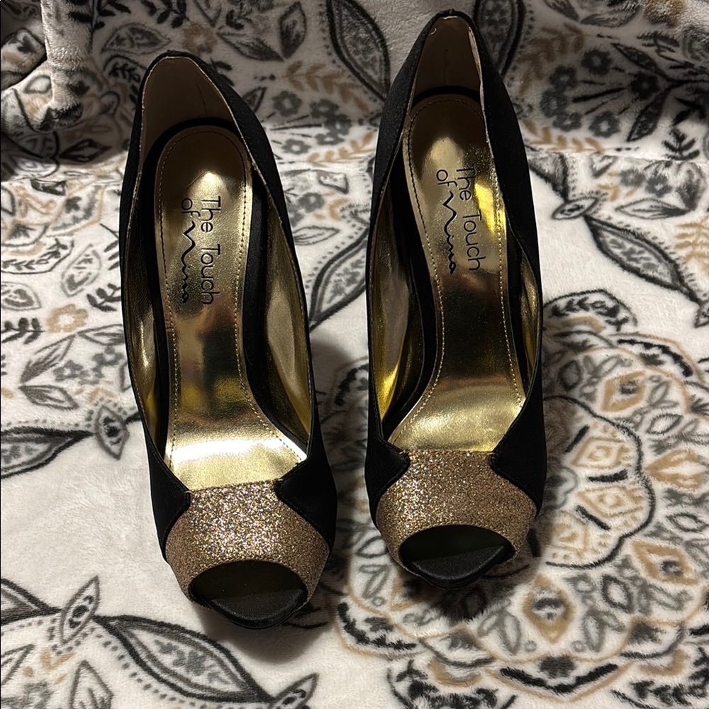 Touch of Nina Black and Gold Glitter Heels